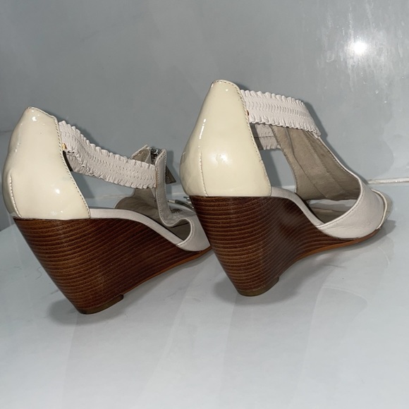 Micheal Kors Cream Leather Wedges - Picture 8 of 9